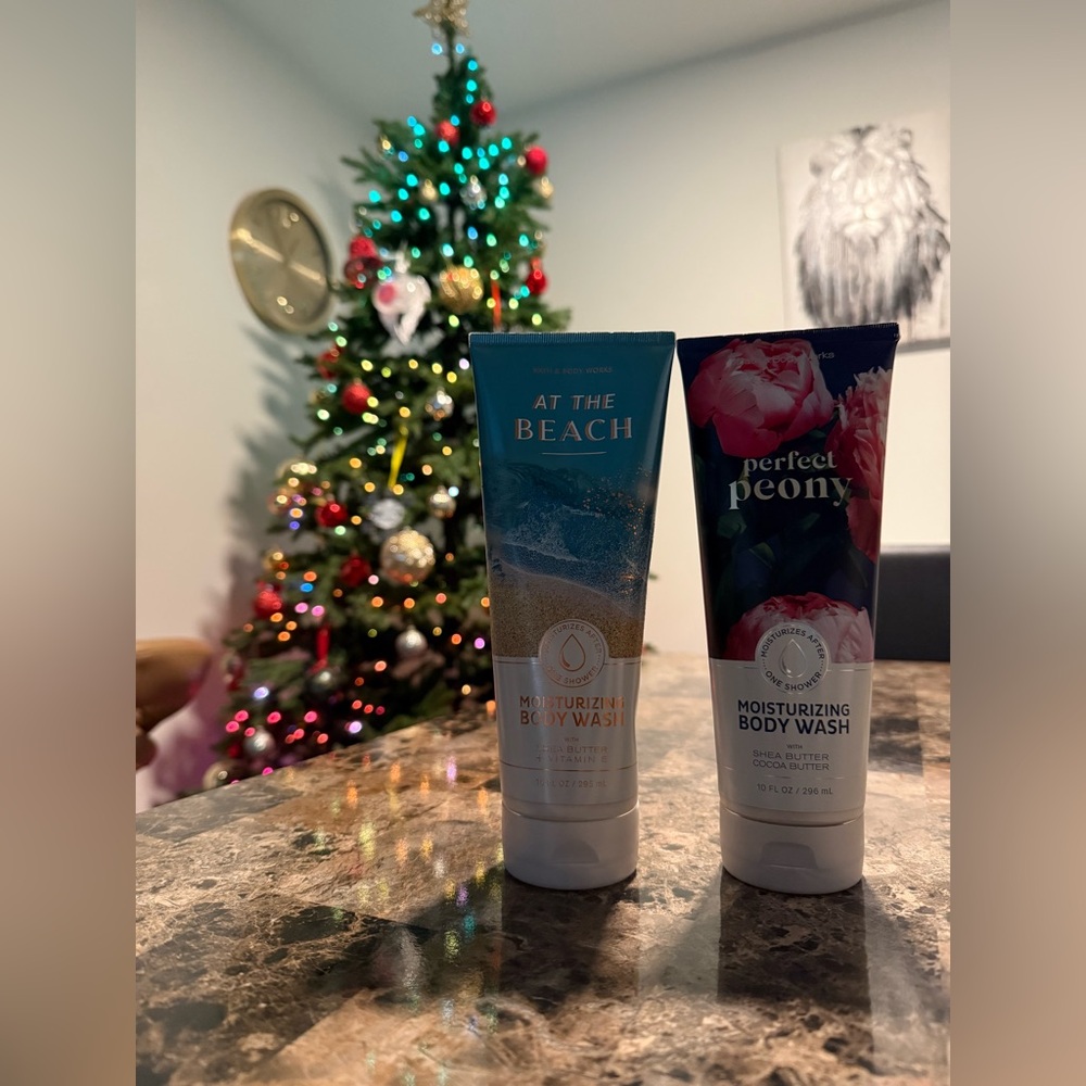 NEW - Bath & Body Works Moisturizing Body Wash 10oz Bottles 2 Different Sense